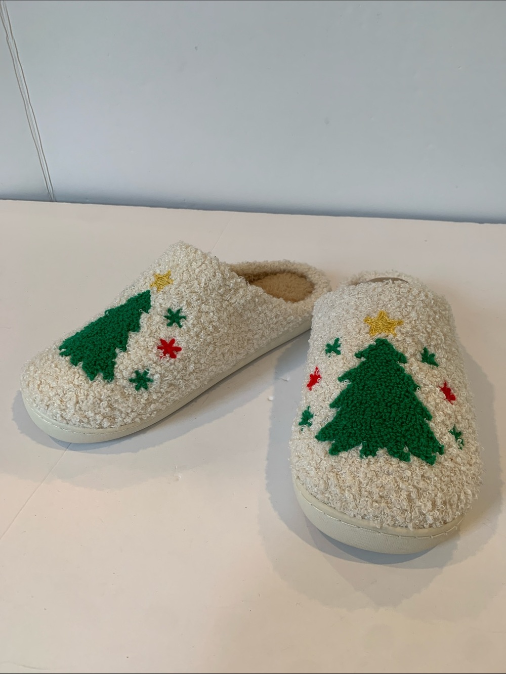 Christmas Tree and Stars Women’s Size Large 8 / 9 Winter Boucle Scuff Slippers